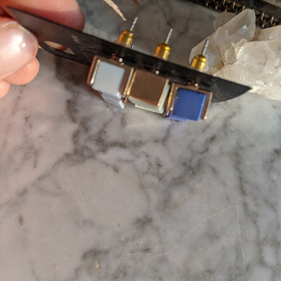 Expression set of square studded earrings - Picture 4 of 4